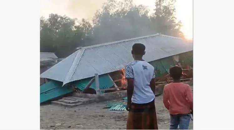 জামায়াতের অফিসে ভাঙচুরের পর আগুন